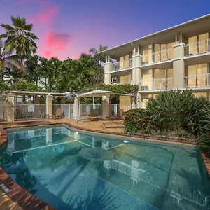 https://on-the-beach-holiday-apartments.queenslandhotels.net